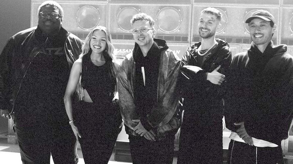 Von links nach rechts: Rayan Djima von der Band Blumengarten, Rapperin Shirin David, Christoph Erkes (Fizzle) vom Produzententeam Kitschkrieg, Samuel Eikmann von Blumengarten und Christian Meyerholz (Fiji Kris) von Kitschkrieg. Foto: Handout / Berlin/Kitschkrieg/dpa
