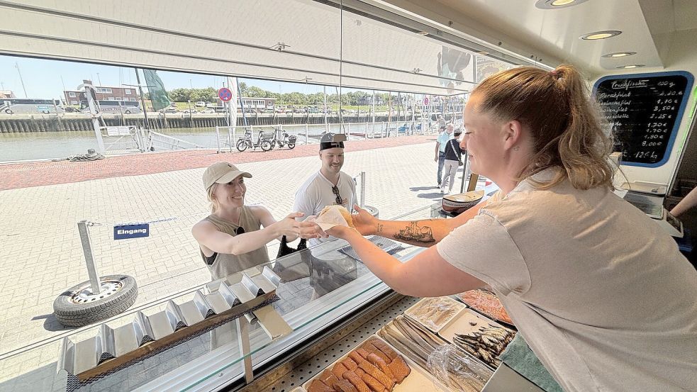 Was geht am besten? Matjes- und Krabbenbrötchen, sagt Verkäuferin Ilka Brand. Foto: Imke Oltmanns