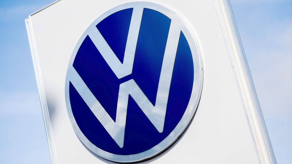 Das Logo von Volkswagen steht vor der Einfahrt zum Werk der Automarke. DPA-Foto: Hauke-Christian Dittrich