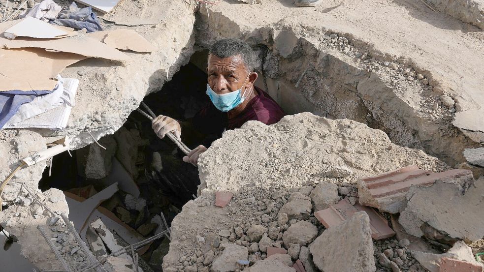 Helfer suchen teils mit bloßen Händen nach Verschütteten. Foto: Ariana Cubillos