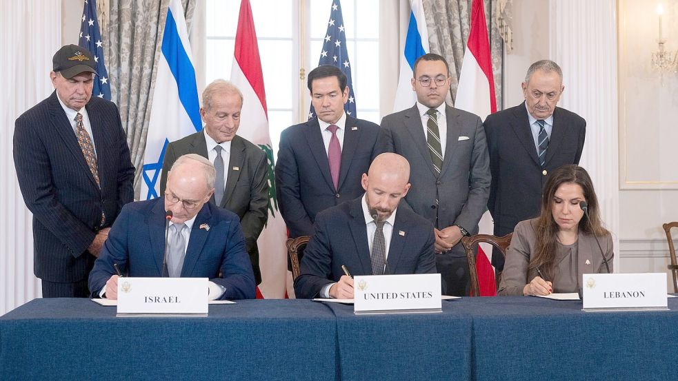 Vertreter des Libanons und Israels unterzeichnen ein Rahmenabkommen in Washington. Foto: Kevin Wolf