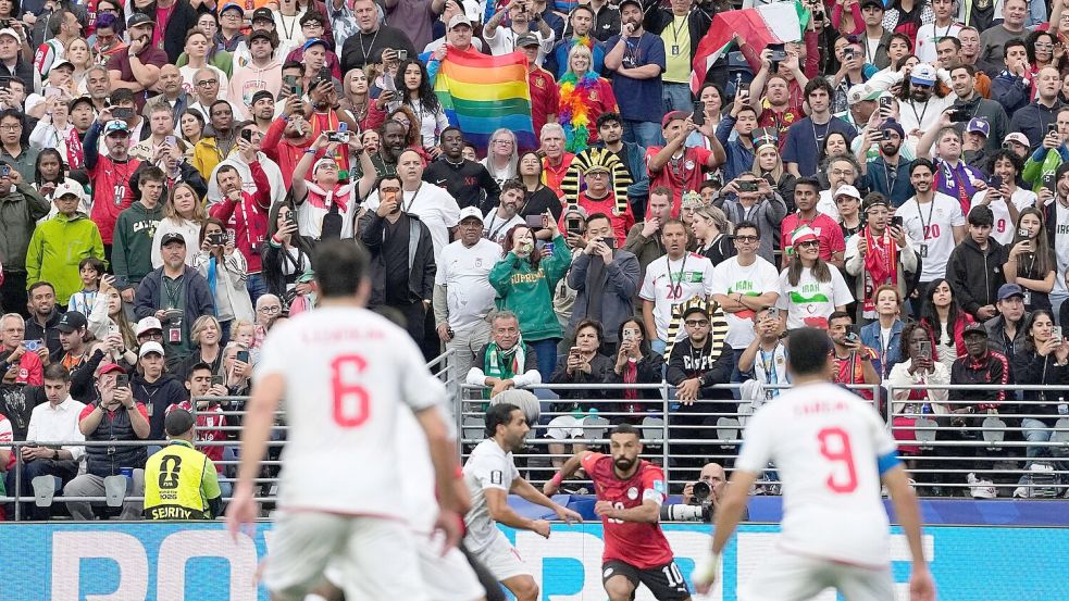 Ein paar Regenbogenfahnen waren auf der Tribüne zu sehen. Foto: Lindsey Wasson