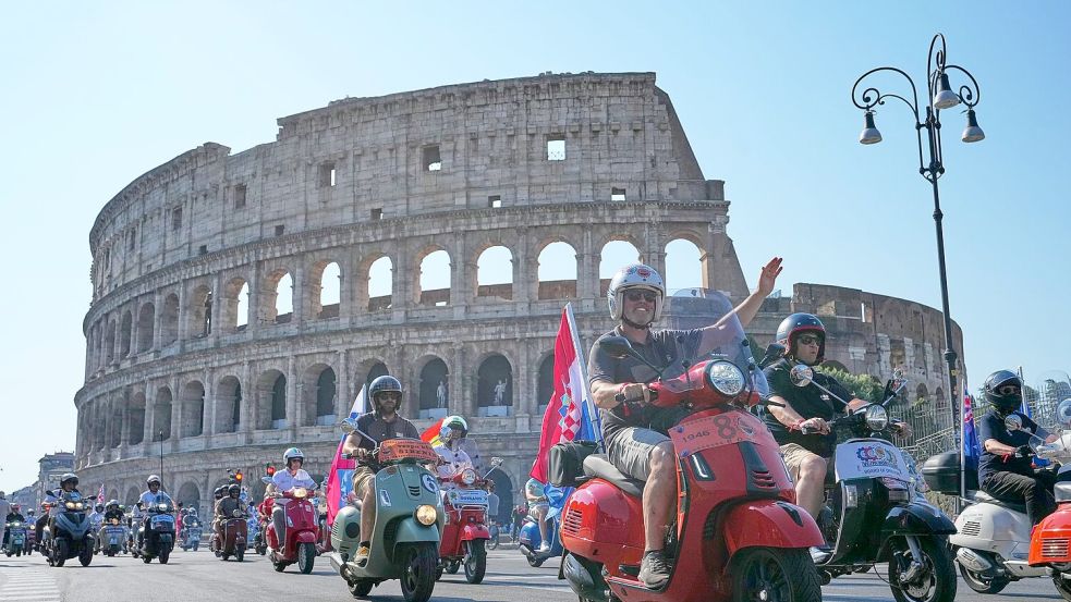 Vespa-Fans fahren am Kolosseum vorbei. Foto: Alessandra Tarantino