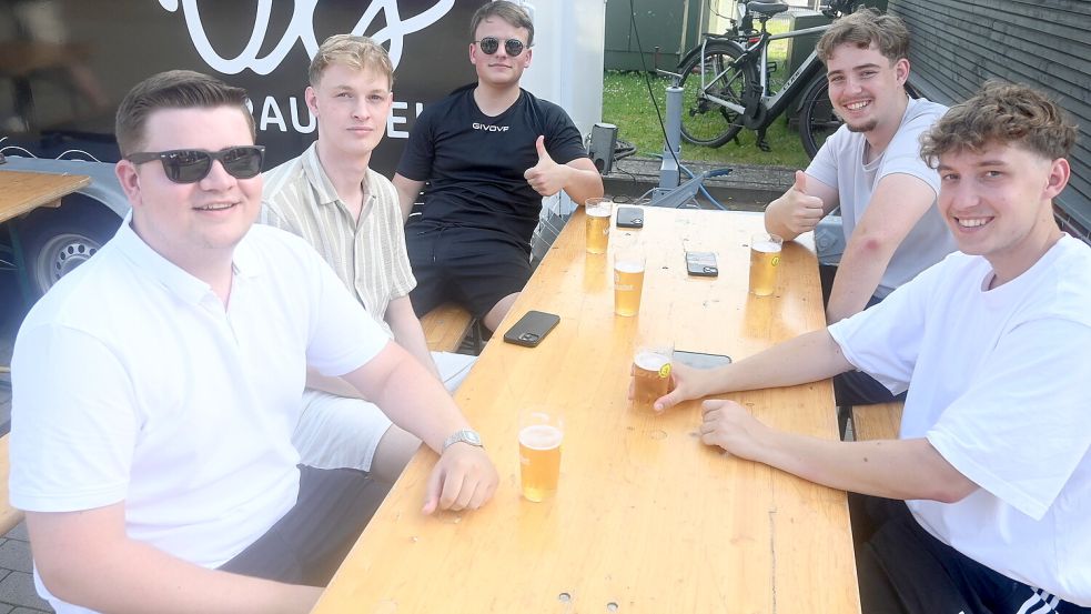 Diese jungen Männer genossen am Freitagabend bei der inoffiziellen Eröffnung des Bottermarkts ein kühles Bier. Foto: Holger Weers