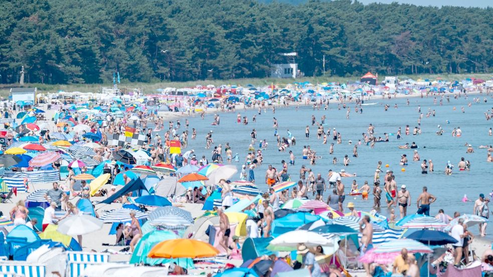 Sonniges Wetter herrscht am Strand des Seebades auf der Insel Rügen. Foto: Stefan Sauer