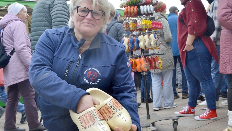 Dürfen auf keinem Hollandmarkt fehlen: Nicole Keupink hielt im vergangenen Jahr ihre Holzklumpen in die Kamera. Foto: Aiko Recke