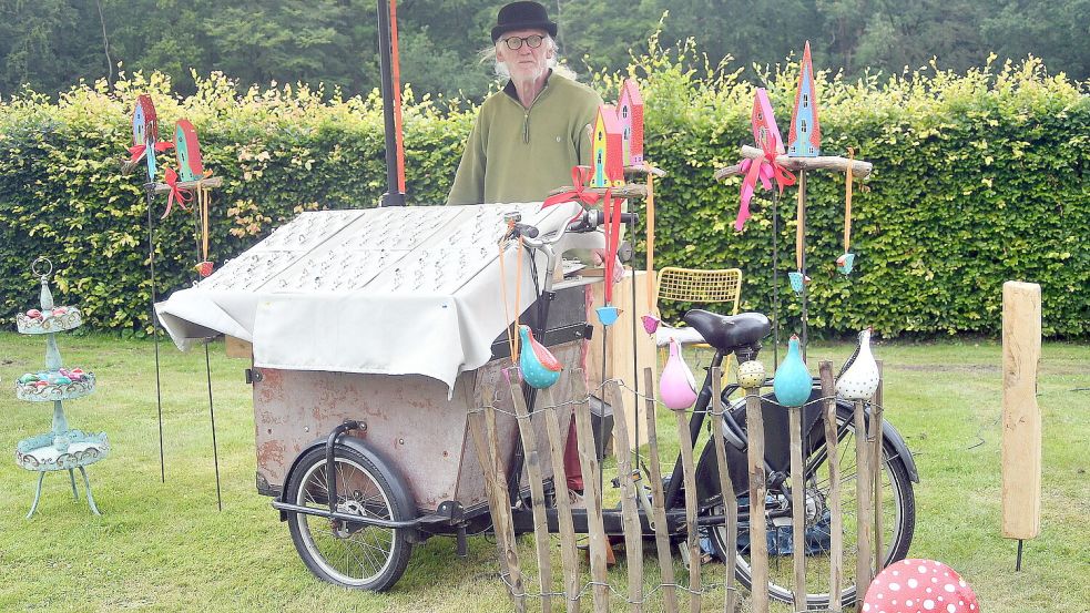 Horst Heekmann war 2023 mit Silberschmuck und Gartenskulpturen bei den Klostertagen. Foto: Gerd-Arnold Ubben.