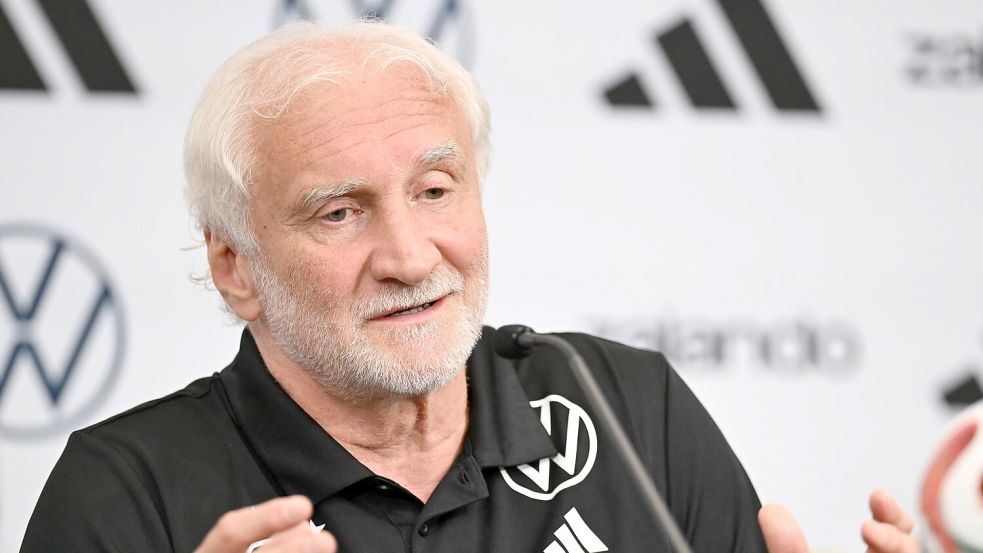 Voller Fokus auf Paraguay: Rudi Völler. Foto: Federico Gambarini/dpa
