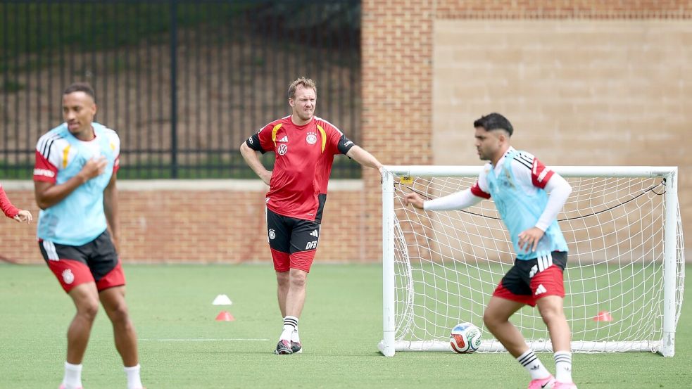 Beim Training schaute Nagelsmann ganz genau hin. Foto: Christian Charisius/dpa