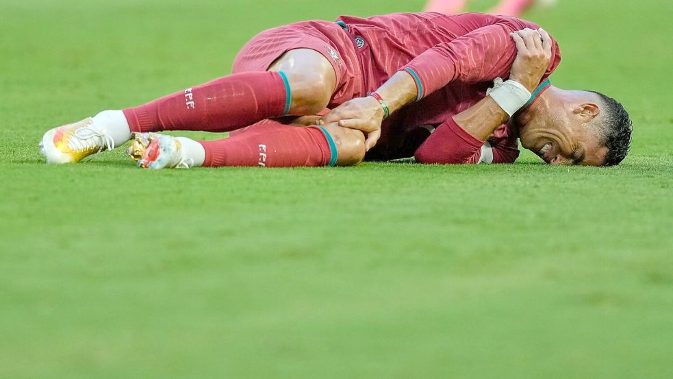 Nicht sein Tag: Cristiano Ronaldo liegt beim Spiel gegen Kolumbien mit Schmerzen am Boden. Foto: Rebecca Blackwell