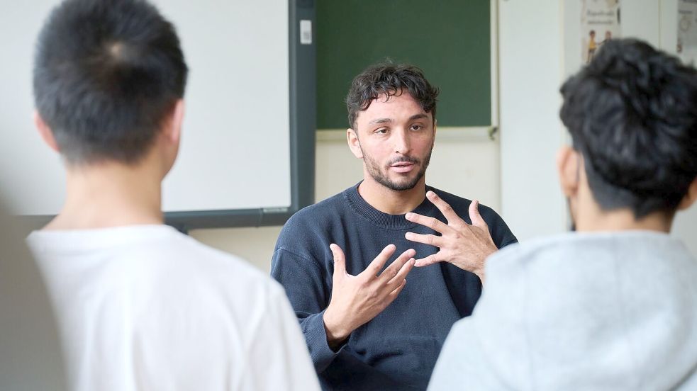 Maximilian Schneider gibt Workshops an Schulen. Ihm ist es wichtig, Jugendliche nicht zu verurteilen. Foto: Annette Riedl