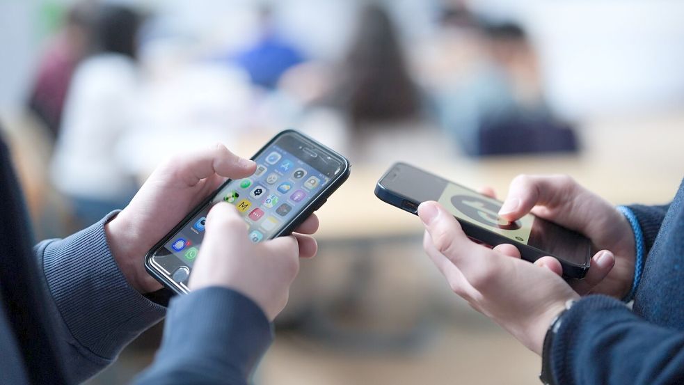 Im Schnitt verbringen Jugendliche unter der Woche 4,5 Stunden und an Wochenendtagen 6,1 Stunden vor Handys, Tablets oder dem Fernseher. (Symbolbild) Foto: Marcus Brandt