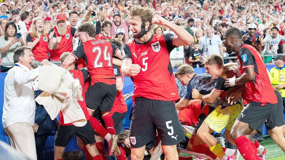 Pure Ekstase: Mit dem 3:3 qualifizierten sich die Österreicher in letzter Minute für das Sechzehntelfinale. Foto: Georg Hochmuth