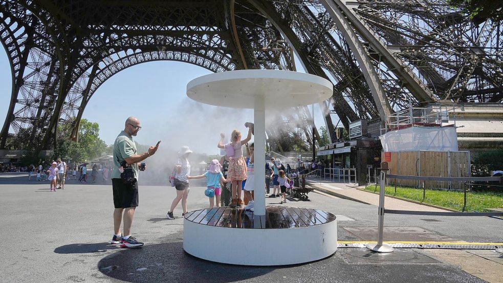 An zahlreichen Orten in Paris bieten Wasserspender und Sprühnebelduschen etwas Erfrischung. (Archivbild) Foto: Michel Euler
