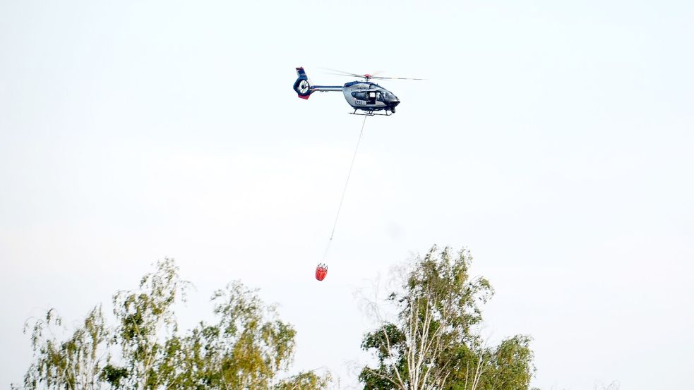 Am Sonntag werden zwei Hubschrauber zum Löschen eingesetzt. Foto: Sebastian Willnow/dpa