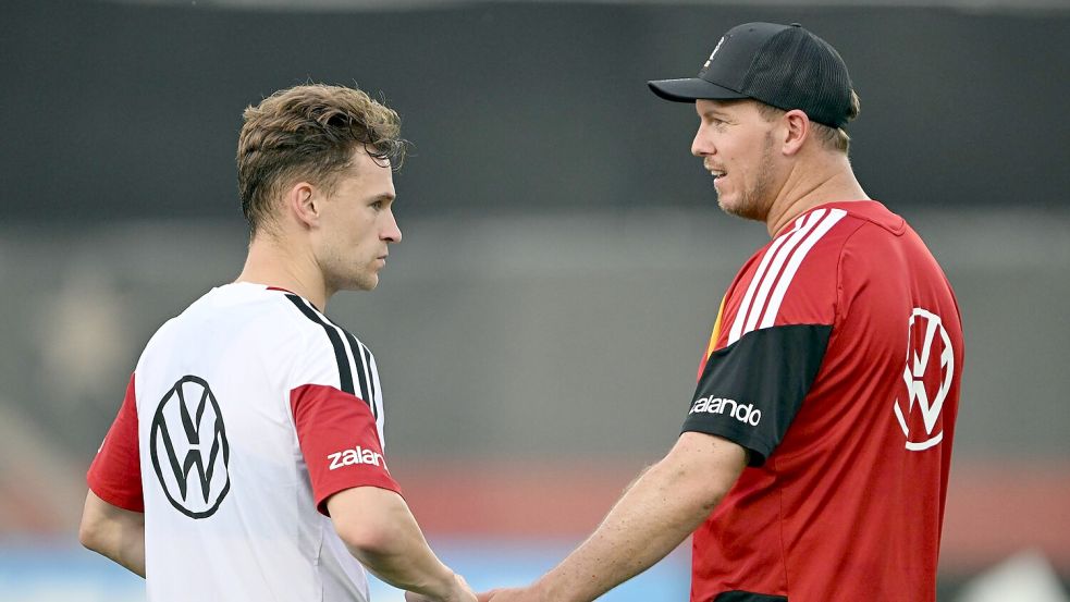 Der Bundestrainer und sein Kapitän sind ständig im intensiven Austausch. Foto: Federico Gambarini