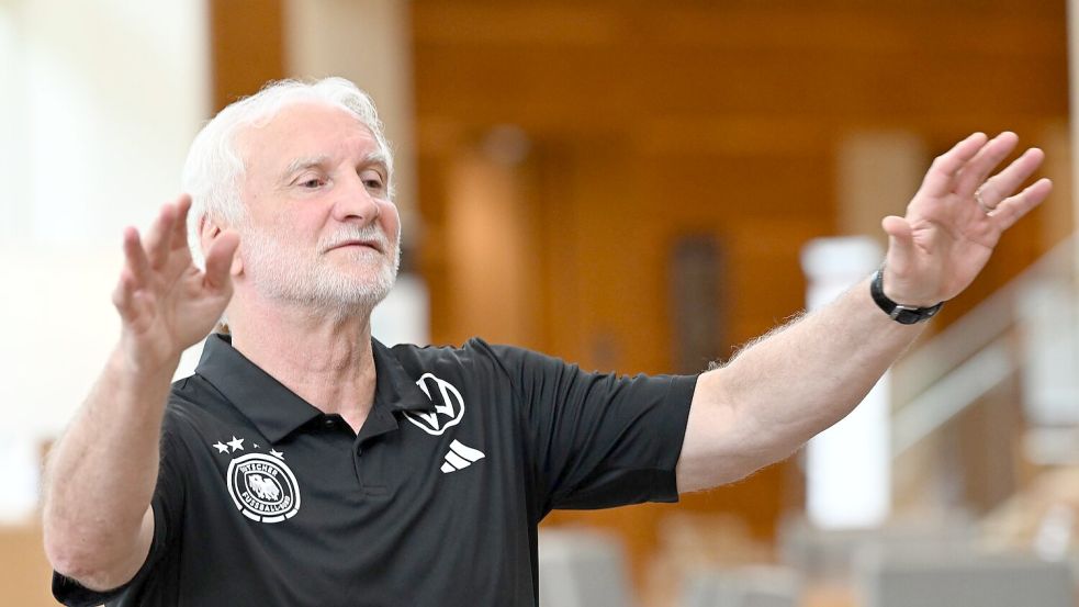 Sachte, sachte: Rudi Völler ist bemüht, der Positionsdebatte um Joshua Kimmich zu beruhigen. Foto: Federico Gambarini/dpa