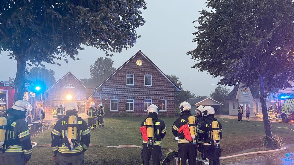 Mehrere Auricher Feuerwehren rückten am frühen Sonntagmorgen in die Westerlooger Straße nach Middels aus. Dort war ein Blitz in einen Dachstuhl eingeschlagen. Die Feuerwehr löschte den kleinen Brandherd und verhinderte Schlimmeres. Foto: Sönke Geiken