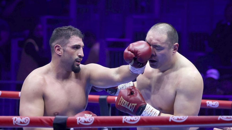 Interimstitel als Belohnung: Kabayel vs. Zhang. Foto: Wang Haizhou/XinHua/dpa