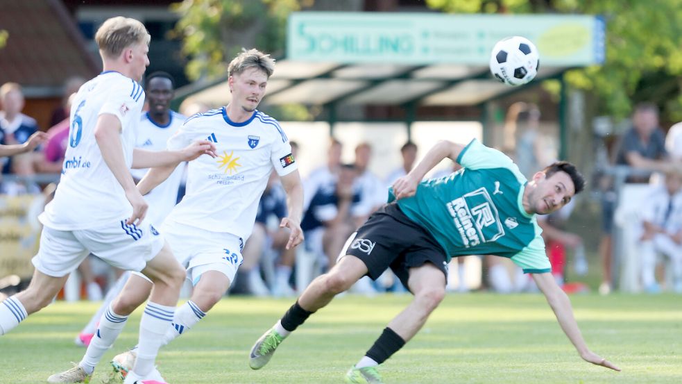 Kickers Emden (Mitte Nick Stepantsev) setzte sich in Firrel (rechts Julian Bennert) souverän durch. Foto: Jens Doden/ Emden