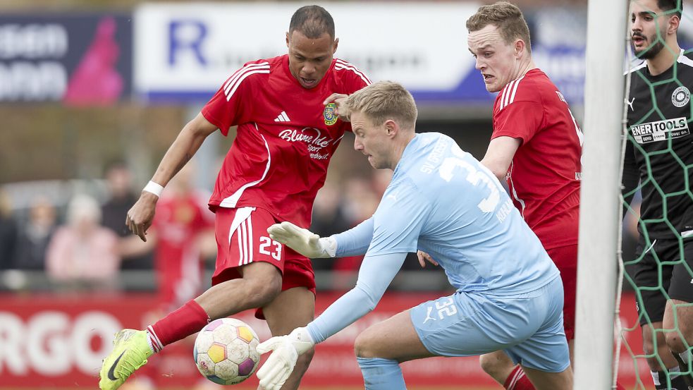 Bryan Asprilla (links) erzielte beim Turnierspiel gegen den SV Wilhelmshaven einen Treffer für den TuS Pewsum. Archivfoto: Jens Doden