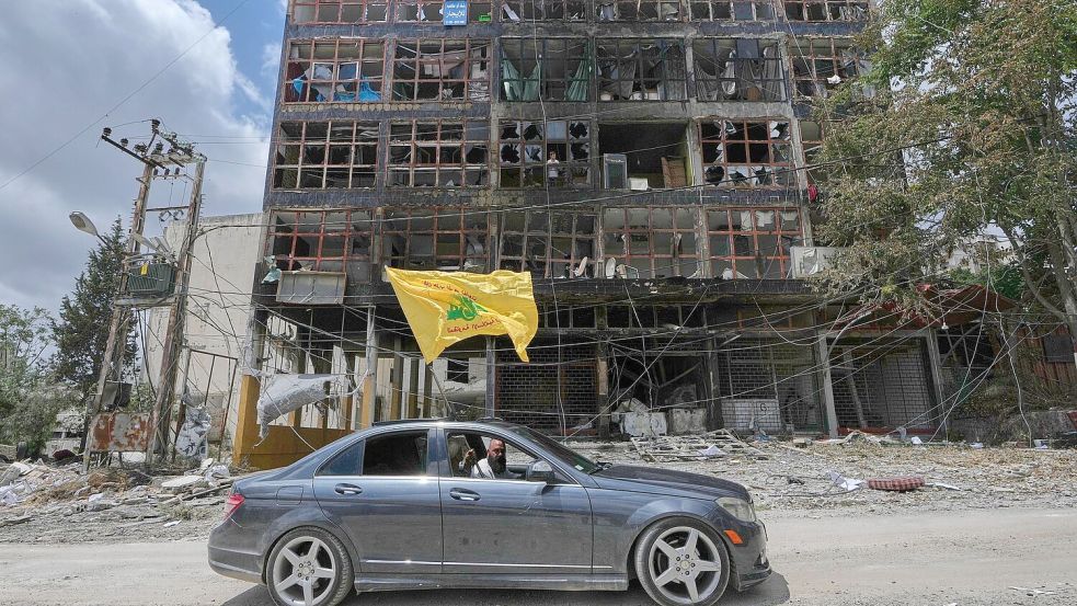 Mann mit Hisbollah-Flagge in der Stadt Nabatija im Südlibanon. (Archivbild) Foto: Mohammed Zaatari