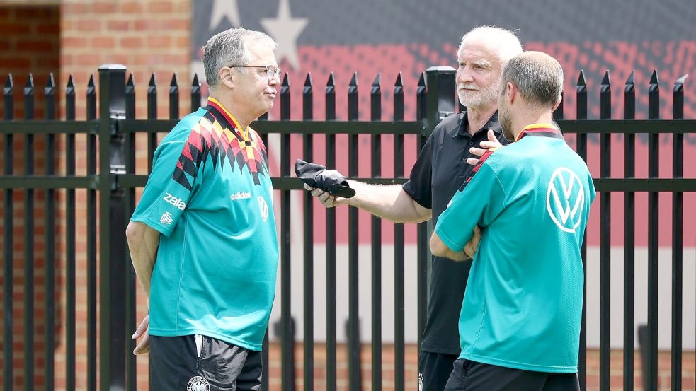 DFB-Geschäftsführer Andreas Rettig und Rudi Völler haben beim Training viel zu bereden. Foto: Christian Charisius/dpa