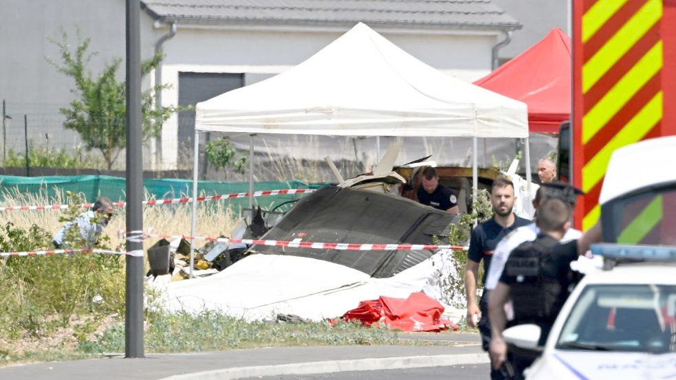 Sicherheitskräfte untersuchen das Wrack eines zivilen Flugzeugs. Foto: Jean-Christophe Verhaegen/AFP/dp