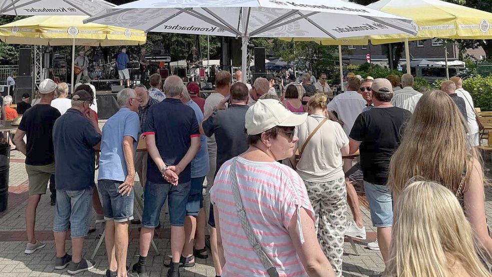 Diese Besucher hörten sich am Sonntag beim Bottermarkt den Auftritt der Band Hoofbeats (im Hintergrund) an – erneut bei hohen Temperaturen. Foto: David Ammermann