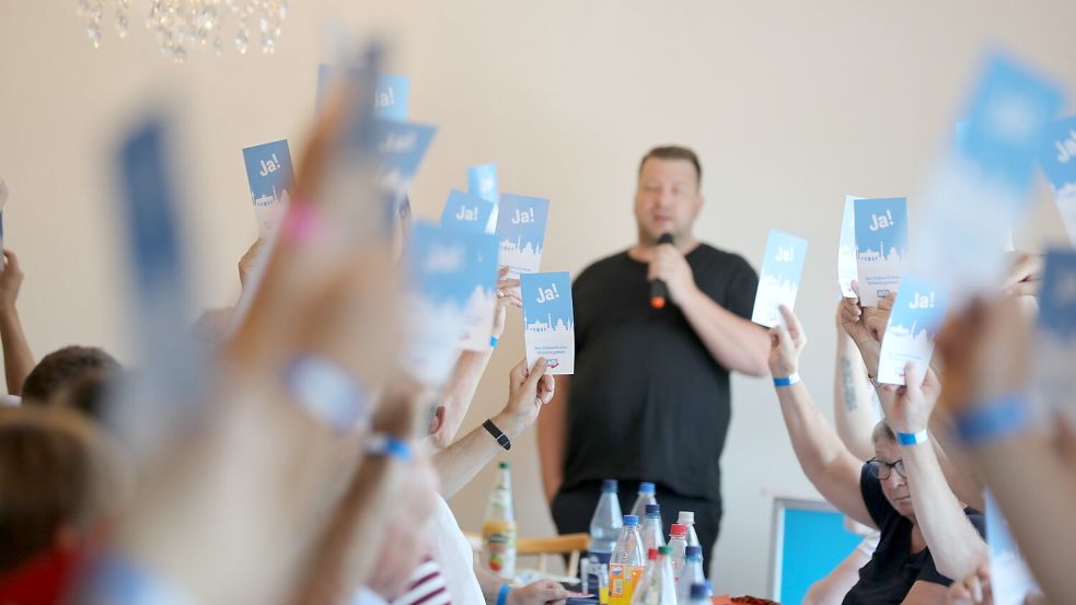 Eine deutliche Mehrheit sagte am Sonntag „Ja“ zur Abwahl des Vorstands der AfD Ostfriesland. Kurz darauf verließen viele der Abstimmenden den Kreisverband Ostfriesland in Richtung des nun neu gegründeten Kreisverbands Aurich/Emden. Foto: Claus Hock