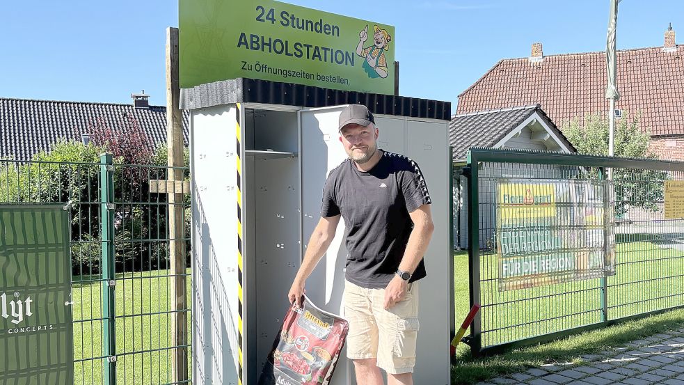 Regelmäßig befüllt Ingo Ross die Spinde seiner selbst erbauten Abholstation. Foto: Jurij Babanin