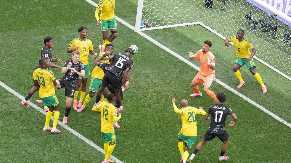 Die beste Chance der ersten Halbzeit war Bombitos Kopfball. Foto: Marcio Sanchez