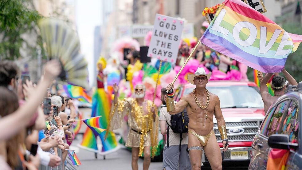 Zehntausende laufen bei der Pride-Parade in New York mit. Foto: Charles Sykes