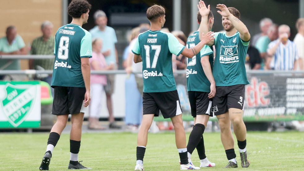 Grün-Weiß bietet den Besuchern derzeit Torefestivals. Nach dem 2:9 am Freitag gegen Kickers Emden feierten die Firreler jetzt ein 6:0 über TuRa 07. Fotos: Jens Doden