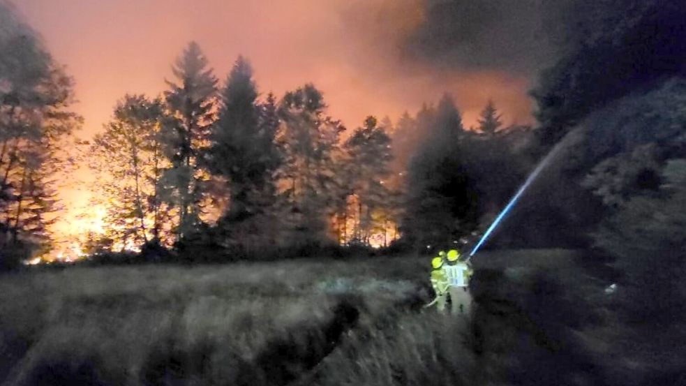 Wegen eines Waldbrandes am Chiemsee wurde die A8 gesperrt. Foto: Wolfgang Gasser/Kreisfeuerwehrve