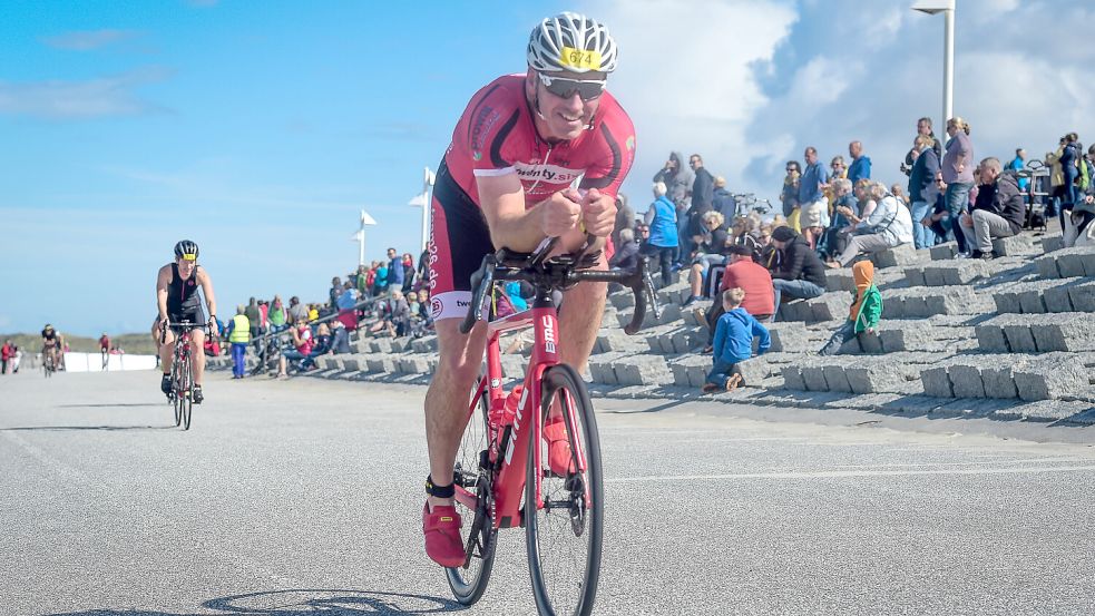 Die Radstrecke des ISLANDMAN auf Norderney: Die Athletinnen und Athleten passieren auf ihren Rennrädern die Straßen der Insel. Foto: Neil Baynes