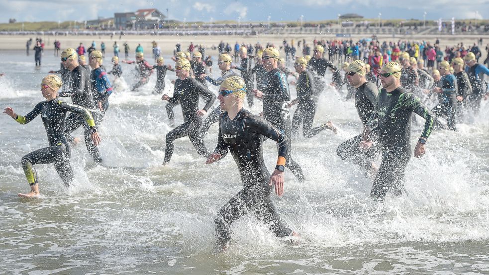 Startphase des ISLANDMAN auf Norderney: Die Triathletinnen und Triathleten laufen ins Wasser der Nordsee, um den Schwimmpart zu beginnen. Foto: Neil Baynes