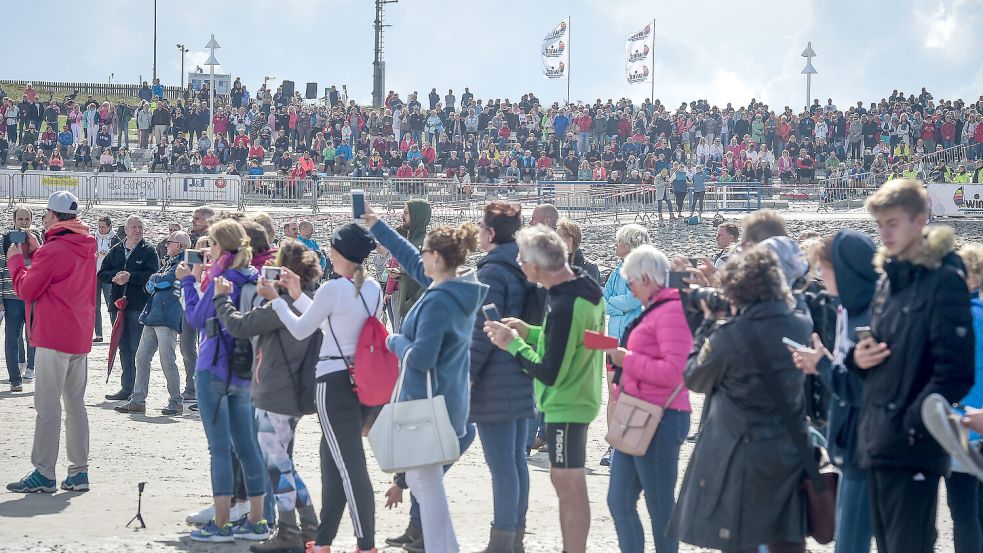Zahlreiche Zuschauerinnen und Zuschauer säumen die Strecke des ISLANDMAN auf Norderney und sorgen für eine stimmungsvolle Kulisse entlang des Rennens. Foto: Neil Baynes