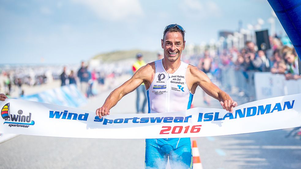 Andreas Niedrig beim Zieleinlauf: Der ehemalige Profitriathlet und Schirmherr des ISLANDMAN bleibt der Veranstaltung auch weiterhin verbunden. Foto: Privat