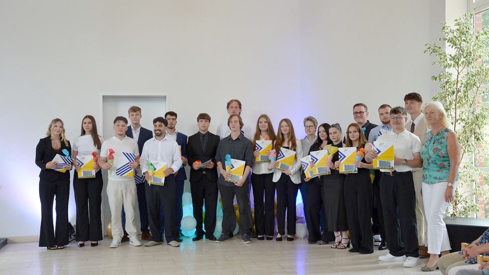 Diese jungen Menschen erhielten ihre Zeugnisse im Fachhochschulbereich Wirtschaft. Foto: BBS Emden