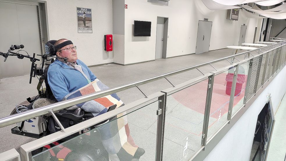 Frank Frühling führt auf Bitte der Redaktion in der leeren Sparkassen-Arena vor, wie die Rollstuhlfahrer bei den Stehkonzerten auf der Empore platziert wurden. Foto: Karin Böhmer