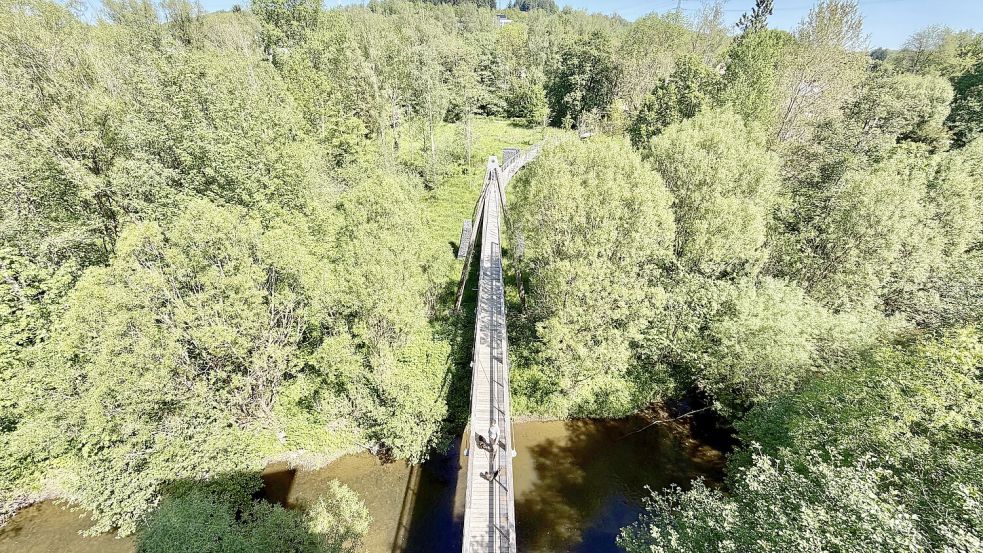 Schön zum Spazieren und Entdecken: Der so genannte Vogelsteg „Passerelle des Oiseaux“ überspannt die Sûre und verbindet Teile von Martelange miteinander. Foto: Kristine Greßhöner
