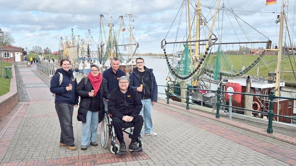 Wünscheerfüllerin Kristin Bäumer (links) und Ralf Buddendieck (Zweiter von rechts oben) mit Fahrgast Dirk und seiner Familie. Foto: Privat