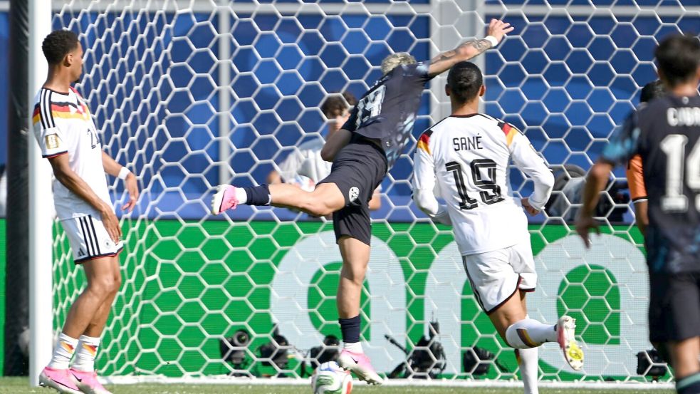 Mutterseelenallein: Julio Enciso (M) erzielt per Kopf das 1:0 für Paraguay. Foto: Federico Gambarini/dpa
