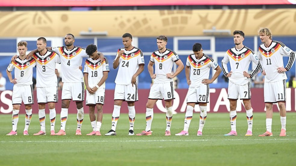 So sehen Verlierer aus: Deutschland scheitert an Paraguay. Foto: Federico Gambarini/dpa