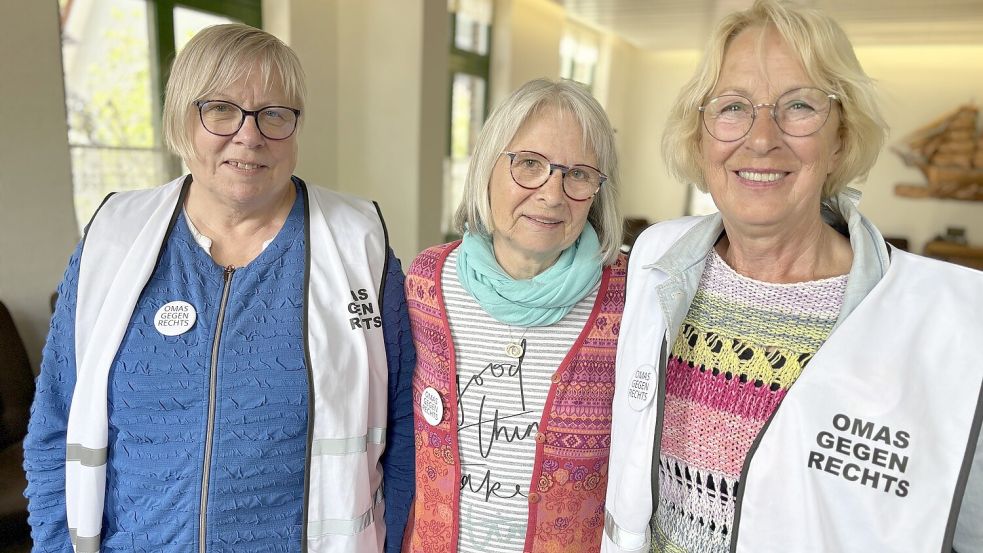 Drei Omas gegen rechts: Christine Wölke und Ulrike Kern aus Rhauderfehn sowie Omas-Sprecherin Mechtilde Schratz. Foto: Marion Janßen