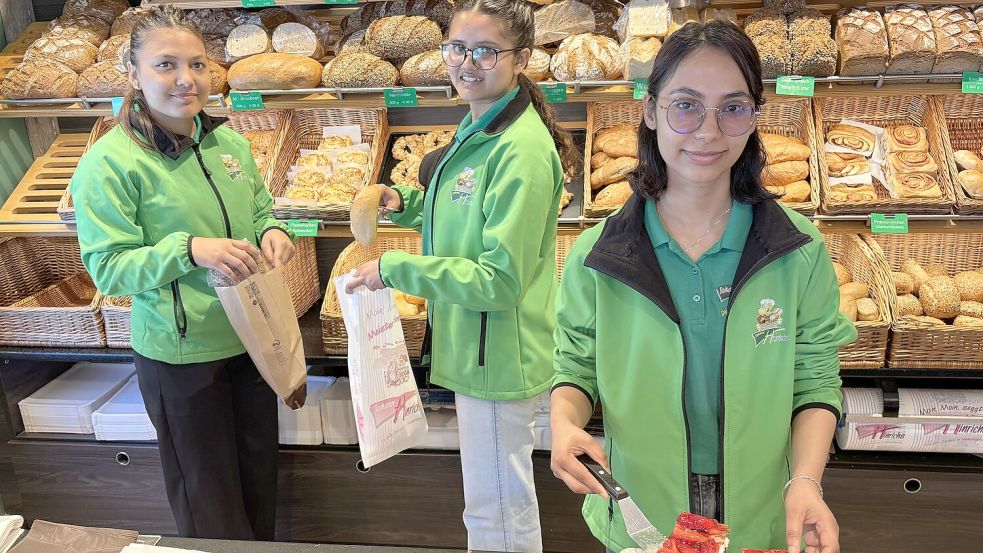 Yojana Adhikari (von links), Suprinka Bastakoti und Pratima Koirala absolvieren derzeit ihre Ausbildung zu Bäckereifachverkäuferinnen in der Bäckerei Johann Hinrichs Neuharlingersiel. Foto: Susanne Ullrich