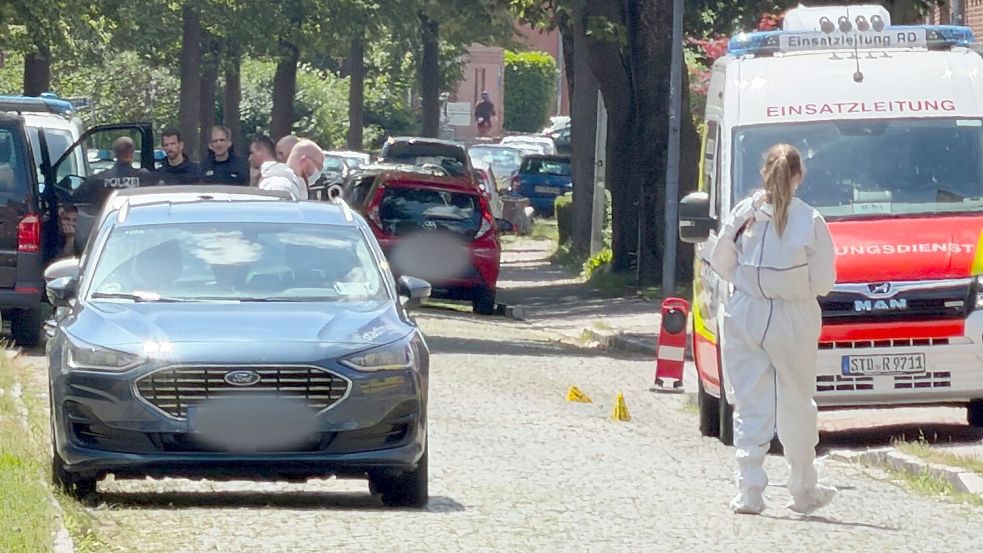 Einsatzkräfte riegeln den Tatort ab. Foto: Fabian H�fig/NEWS5/dpa