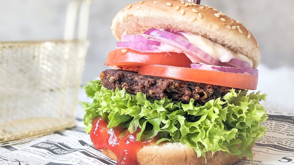 Illustration - Ein Patty aus Kidneybohnen auf einem Veggie-Burger Foto: Doreen Hassek