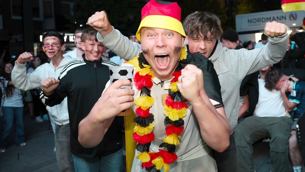 Die Stimmung war beim Public Viewing in Emden erst noch gut. Foto: Jens Doden